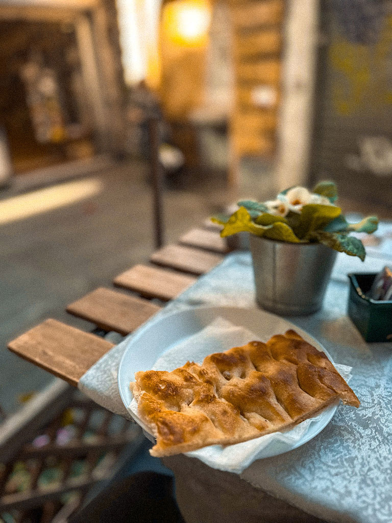 focaccia genovese appoggiata sul tavolino di un bar