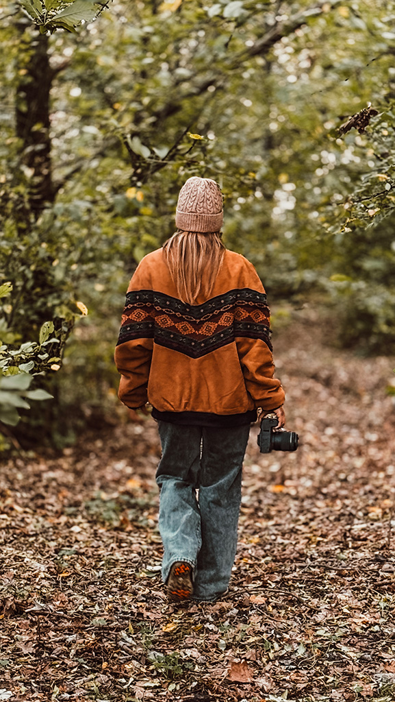 ragazza-bosco-macchina fotografica