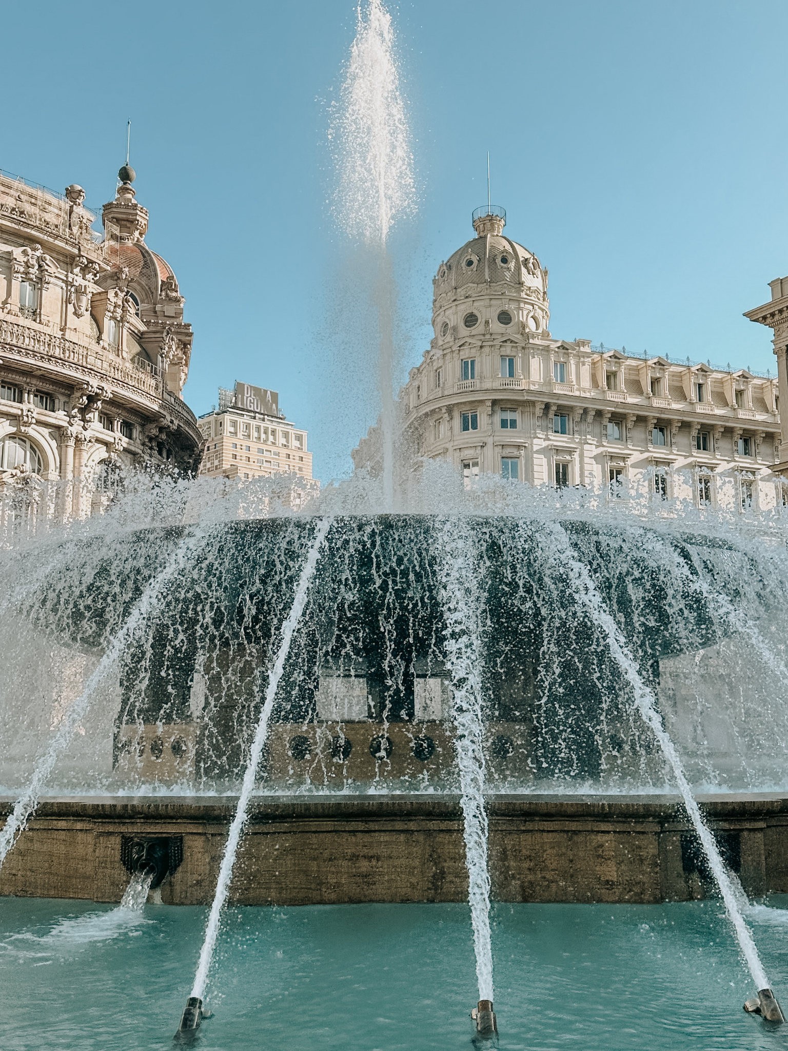 fontana della piazza principale di Genova e i palazzi storici sullo sullo sfondo