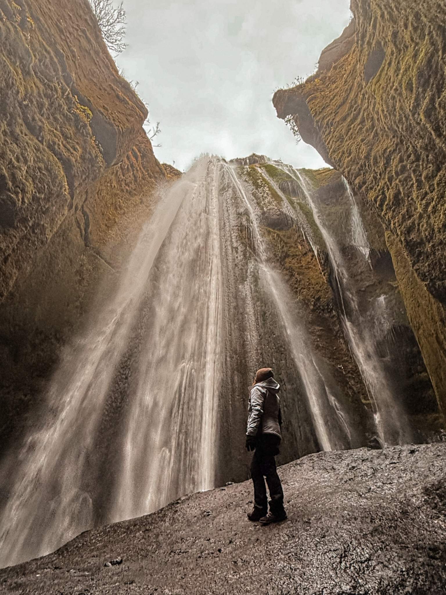 cascata in un canyon islanda