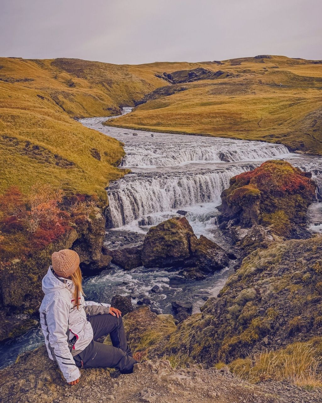 ragazza che guarda cascata sul sentiero di Skogafoss in Islanda