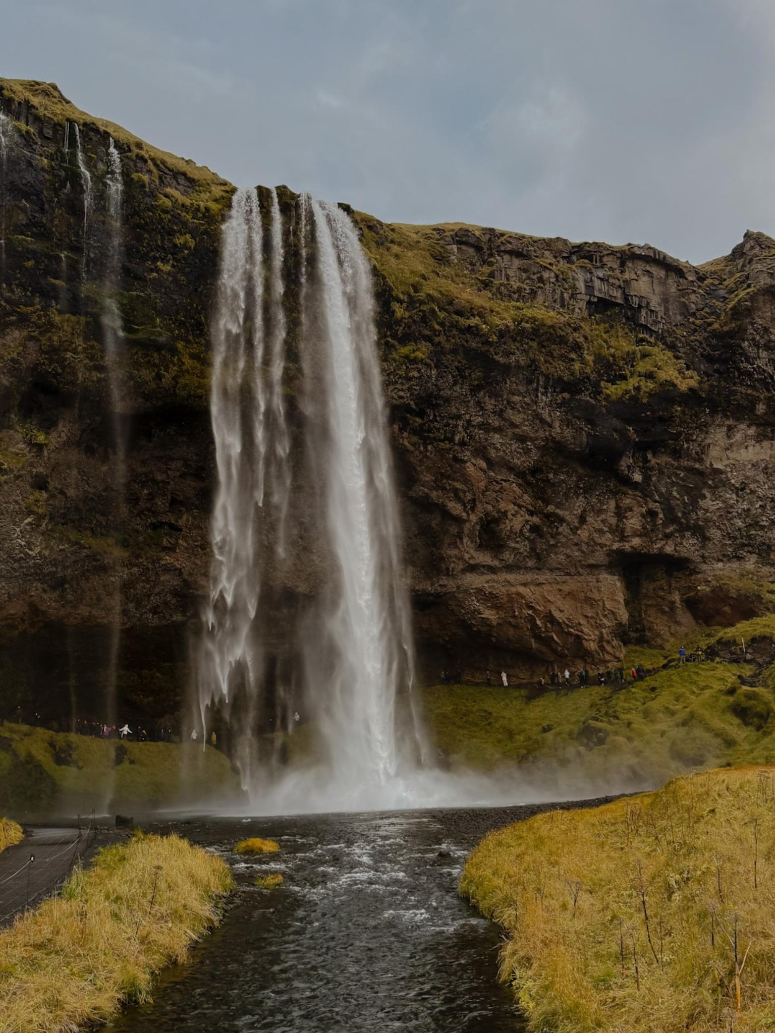 Seljalandsfoss cascata in cui si può camminare dietro