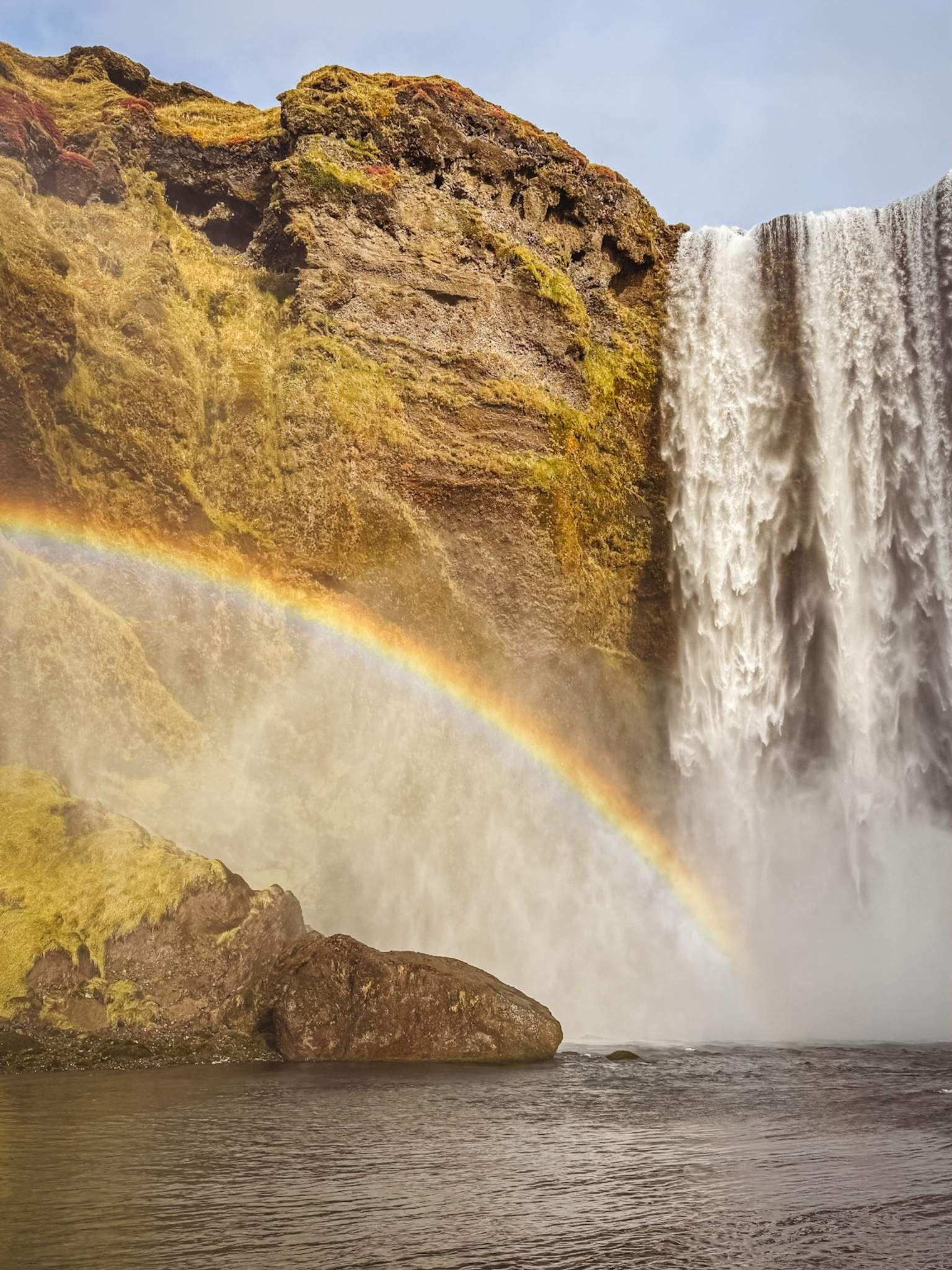 Skógafoss cascata con arcobaleno in Islanda