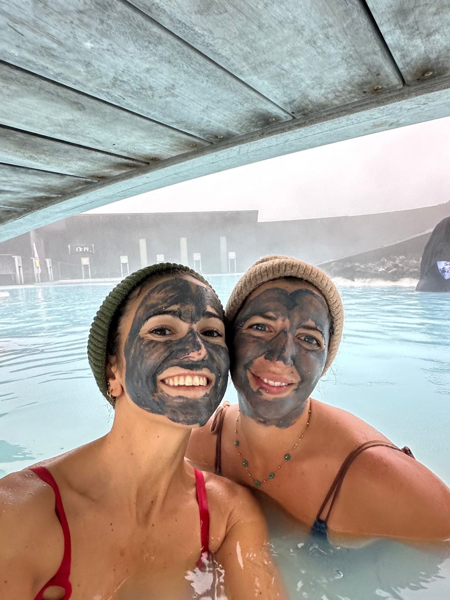 due ragazze con trattamento maschera viso nella Blue Lagoon in Islanda