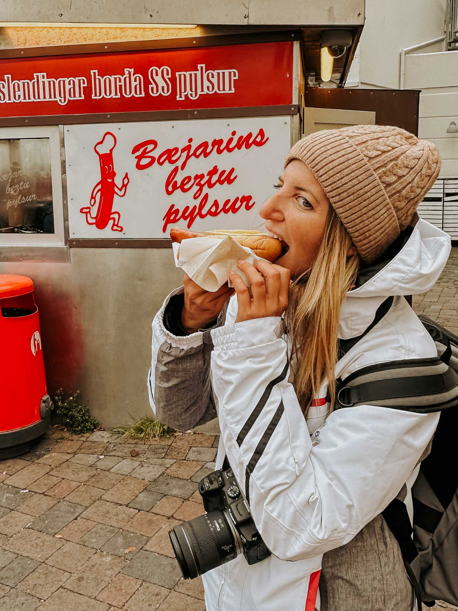 ragazza che assaggia hot dog più buono del mondo a Reykjavik