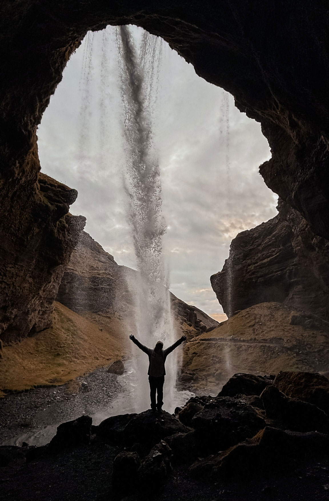 Kvernufoss camminare dietro una cascata in Islanda